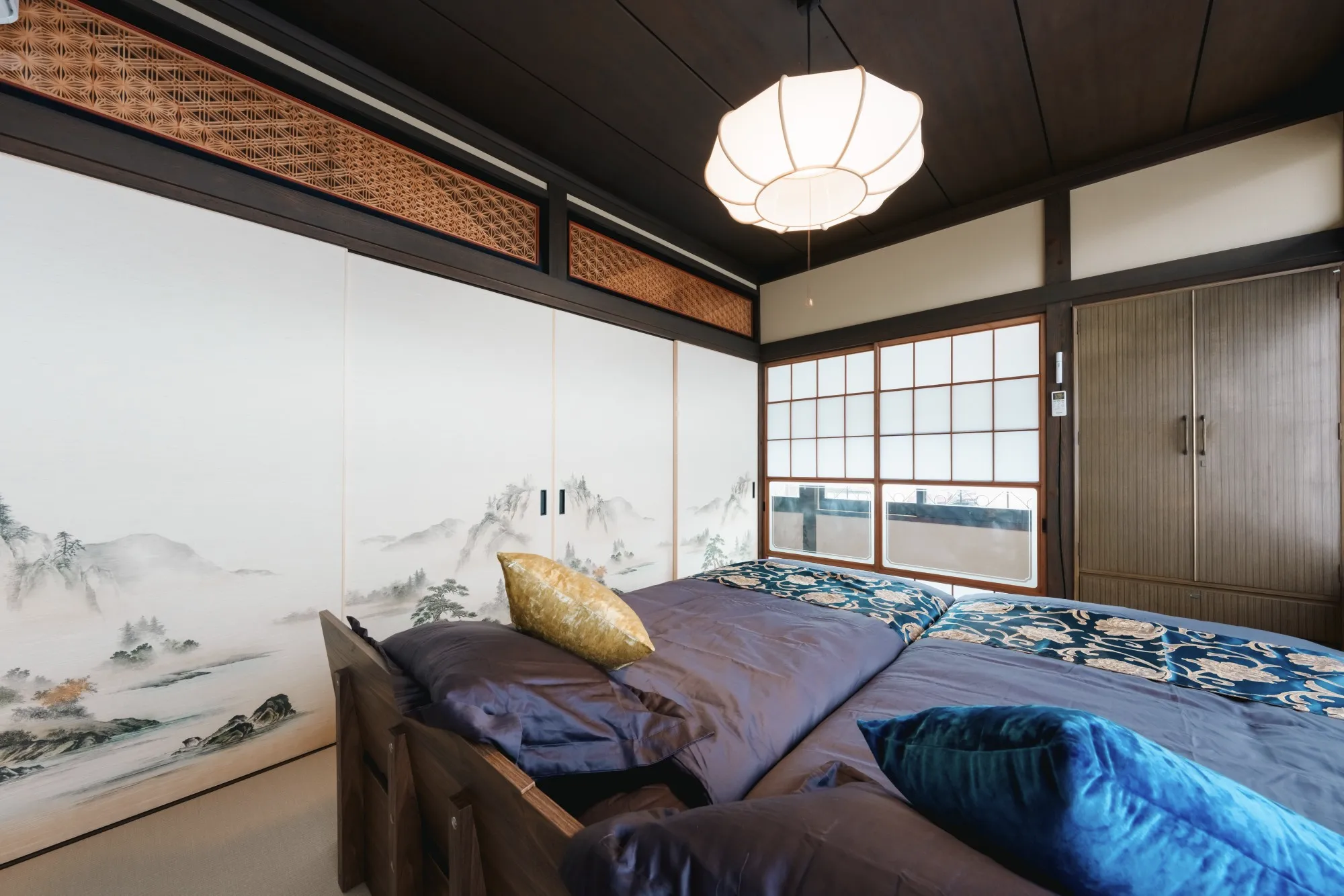 寝室 ─ 紺と金の寝具