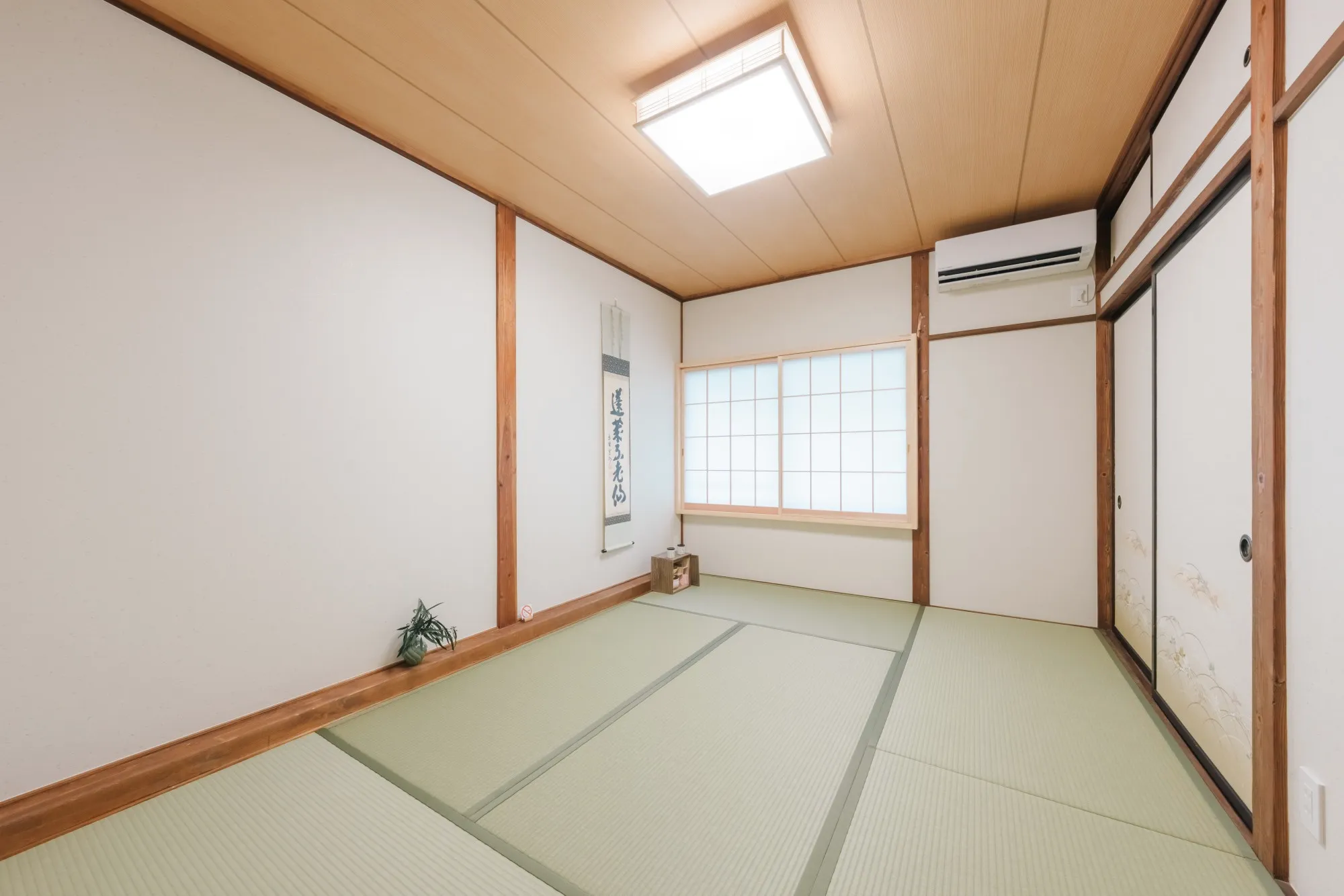和室 ─ 掛軸のある静けさ