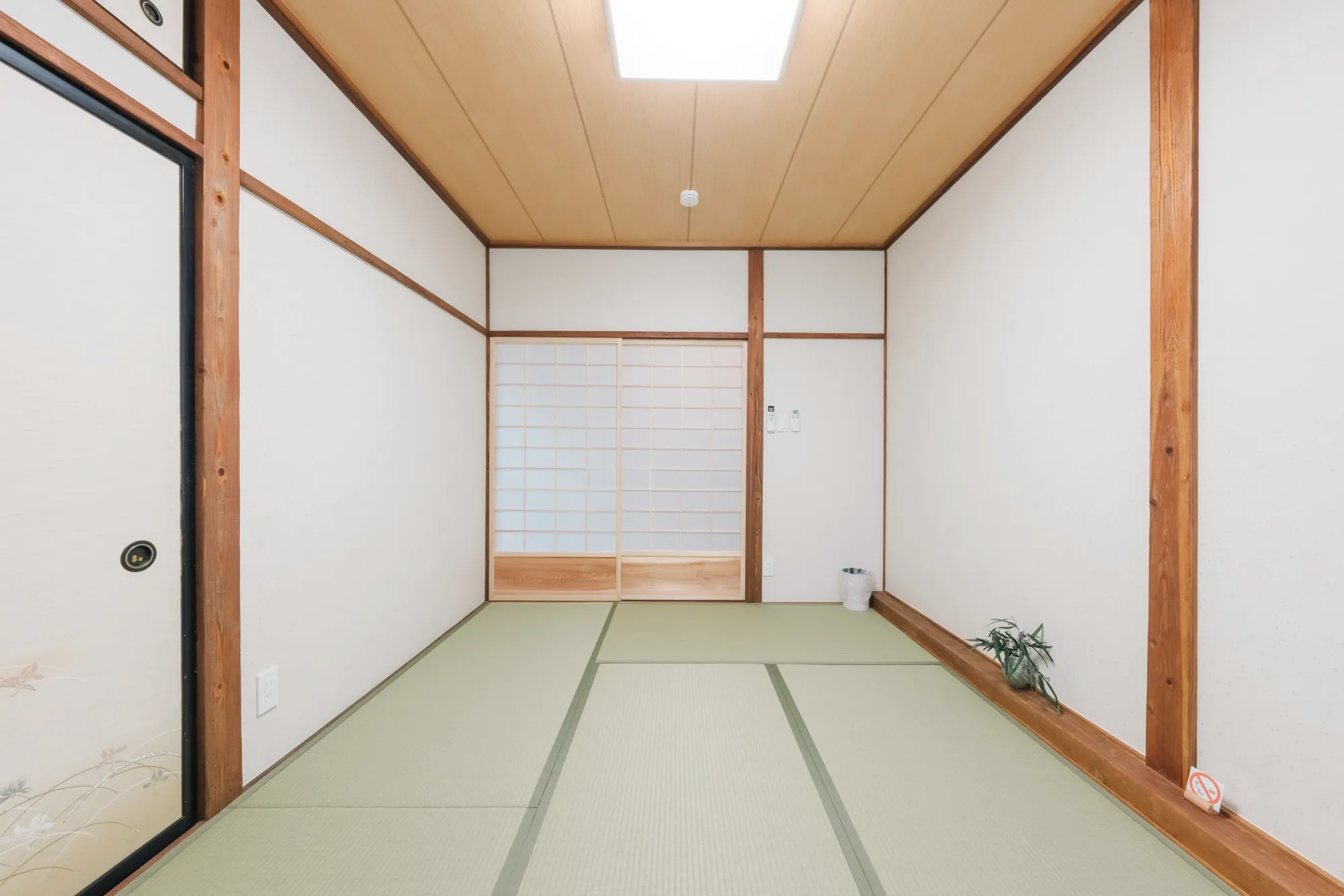 和室 ─ 掛軸のある静けさ